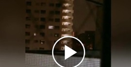 فيديو.. الرياح تتلاعب بكهرباء مبنى بشكل مرعب