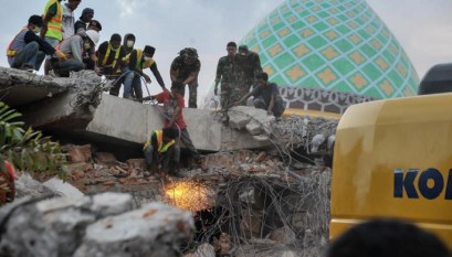 إنذار من تسونامي إثر زلزال قوي ضرب إندونيسيا