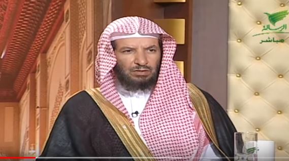 الشثري يوضح حكم قراءة الأدعية من الجوال في الصلاة دون رفع اليدين