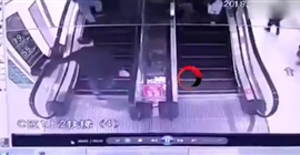 فيديو.. حادث مفجع لطفل أثناء استخدامه سلمًا كهربائيًا