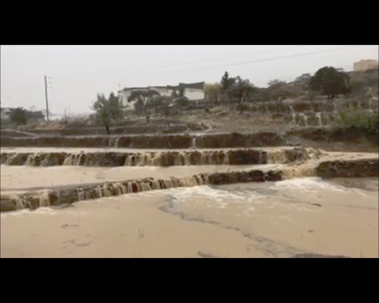 السيول تتدافع على المدرجات الزراعية في بللحمر و”المواطن” توثق