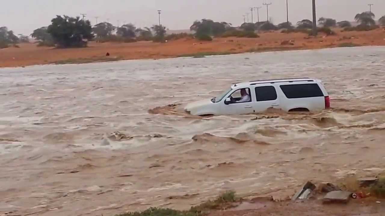 إنقاذ 3 أشخاص احتجزوا في مركبة جراء سيل بوادي مهرة