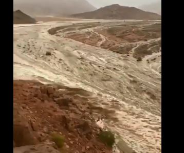 فيديو.. وادي تبوك الأبيض يسيل بعد 24 عامًا من الانقطاع