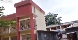 فيديو.. لحظة إنقاذ صبي من السقوط من سطح مبنى