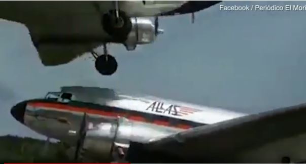فيديو يحبس الأنفاس.. عجلات طائرة كادت تلامس سقف أخرى