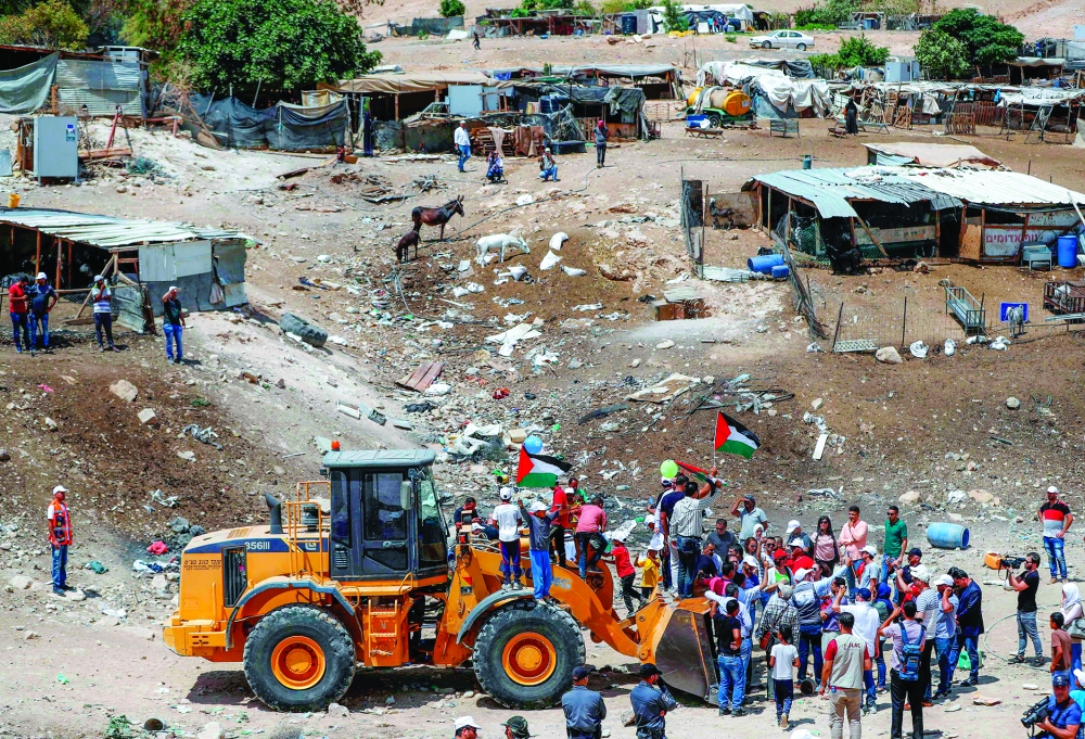 “الخان الأحمر” ينجو من أيادي الاحتلال إلى حين