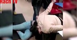 فيديو صادم.. امرأة تقضم أذن صديقتها في محل كباب!