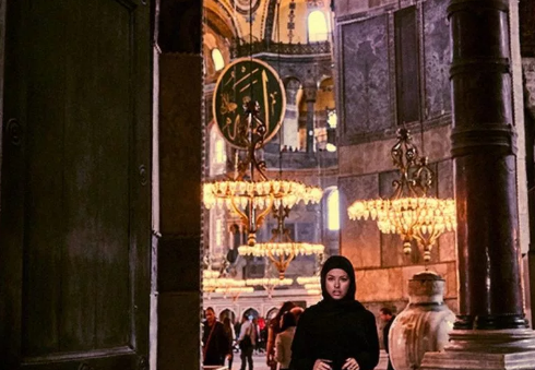 تركيا تحتضن ماريسا بابين صاحبة الصورة العارية في مسجد آيا صوفيا