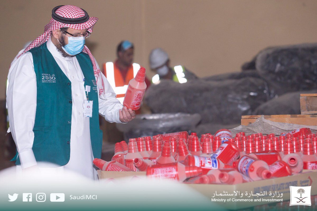 صور.. مداهمة 4 مواقع لإنتاج وتصنيع الزيوت المغشوشة في الرياض