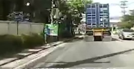 فيديو.. نجاة أم وطفلها في تصادم مروع بين شاحنتين