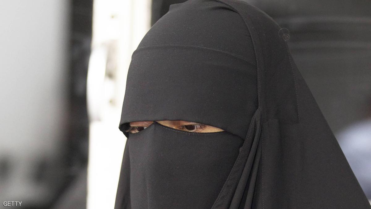 دولة عربية تحظر النقاب في الأماكن العامة