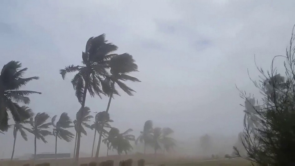 بالفيديو.. تأهب في سلطنة عمان استعدادًا لشبح إعصار لبان
