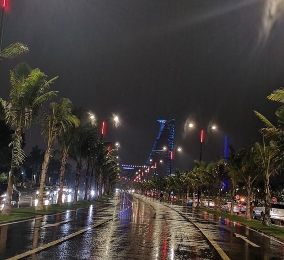 ويتوقع هبوب رياح وعواصف رعدية على جدة ورابغ حتى الثامنة صباحا، بحسب صحيفة المواطن الإلكترونية.