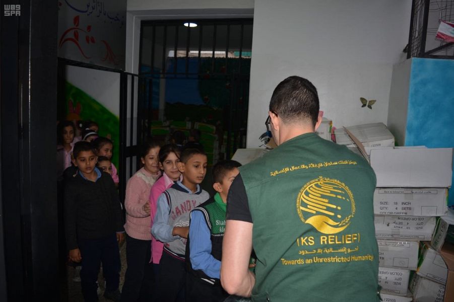 مركز الملك سلمان للإغاثة يوزع 2,320 حقيبة على الطلاب السوريين