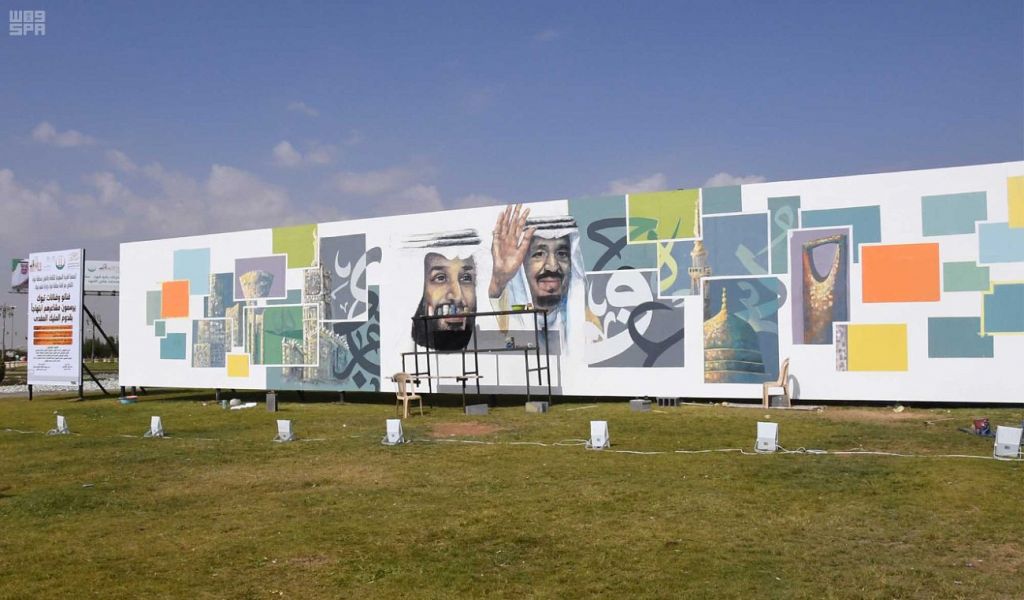 20 فناناً وفنانة بتبوك يرسمون أكبر جدارية بالمنطقة ابتهاجاً بزيارة الملك