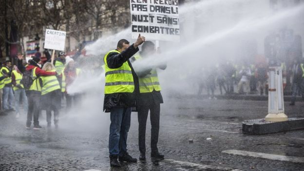 فرنسا تناشد السترات الصفراء تعليق المظاهرات لالتقاط الأنفاس - المواطن