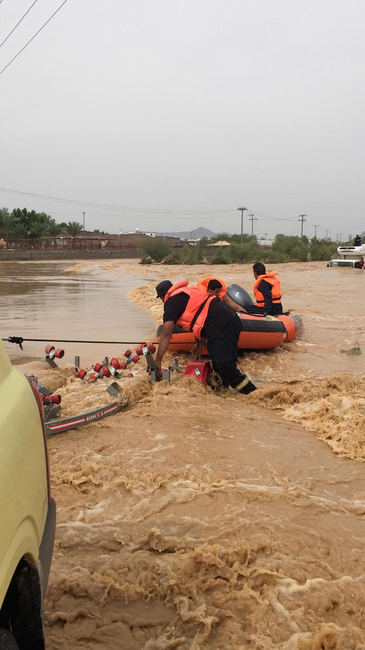 صور.. أمطار غزيرة على ينبع والمدني يباشر 50 بلاغاً باحتجازات والتماسات كهربائية