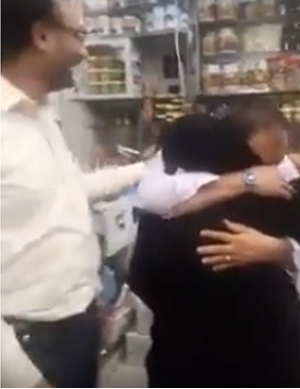 فيديو.. مقيم يمني يلتقي بوالدته فلم يتمالك نفسه من هول المفاجأة