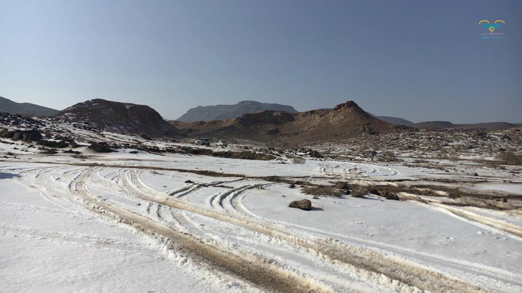 صور.. برد بارتفاع نصف متر يكسو مركز جوف آل معمر بسراة عبيدة