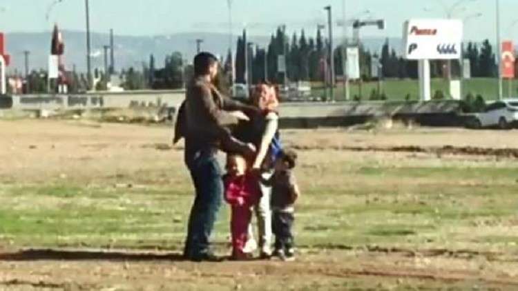 فيديو مروع.. رجل يضرب زوجته أمام أطفالهما حتى أغمي عليها 
