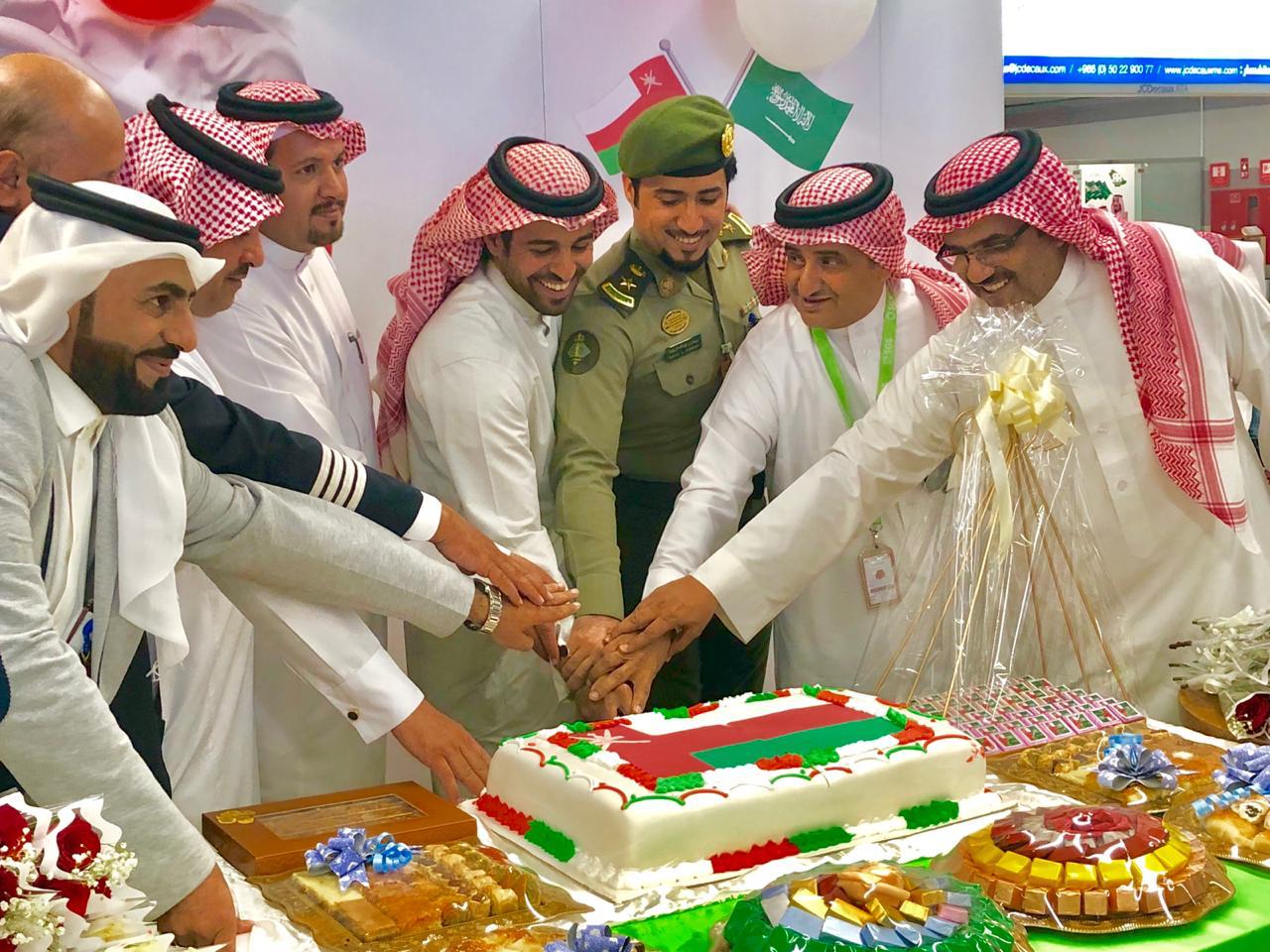 صور.. مطار أبها يحتفل باليوم الوطني لسلطنة عمان بالهدايا والورود وأوبريت