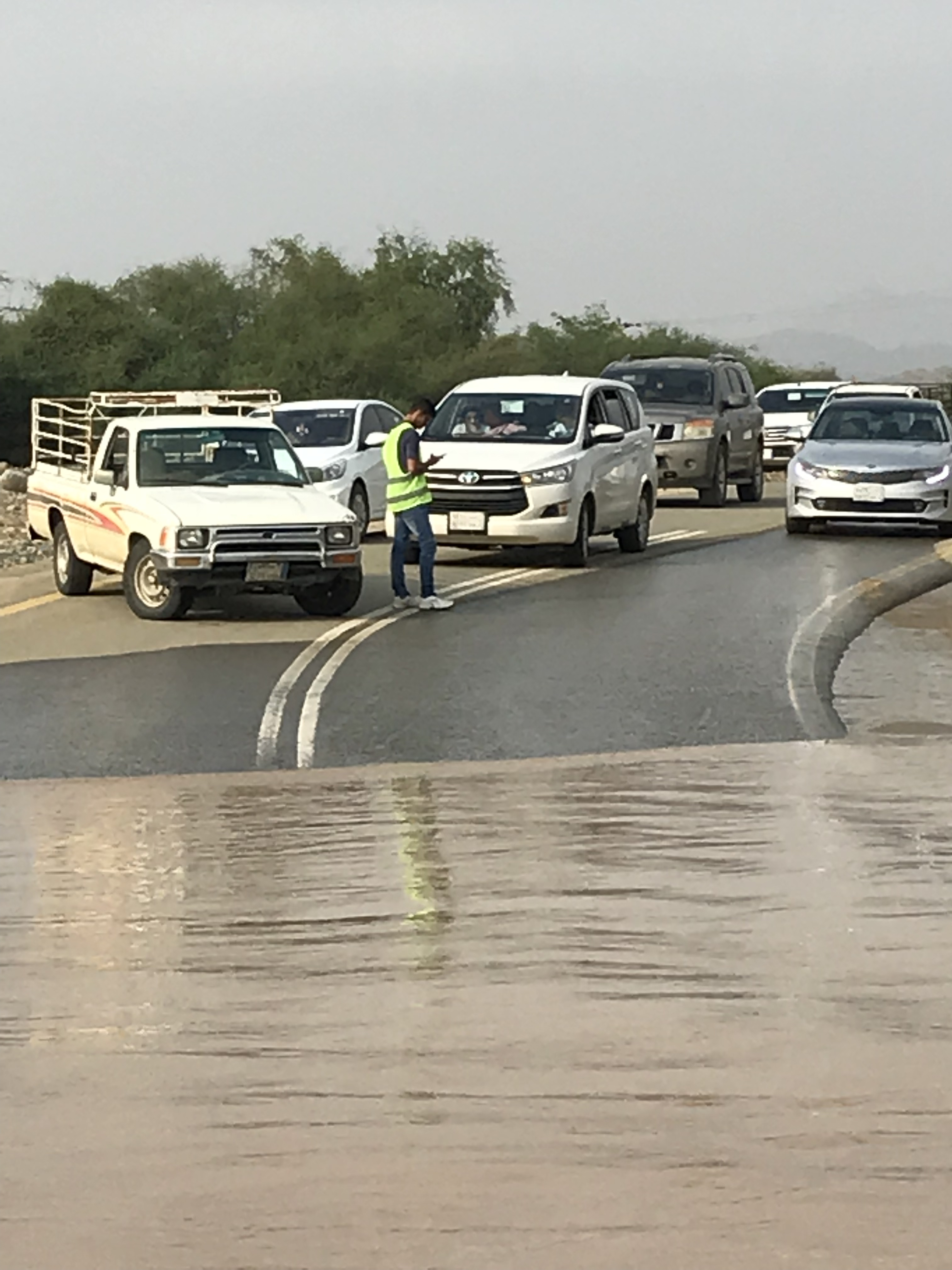 بعدسة “المواطن”.. شاب يوقف سيارته ليحذر الآخرين من سيل منقول في القنفذة