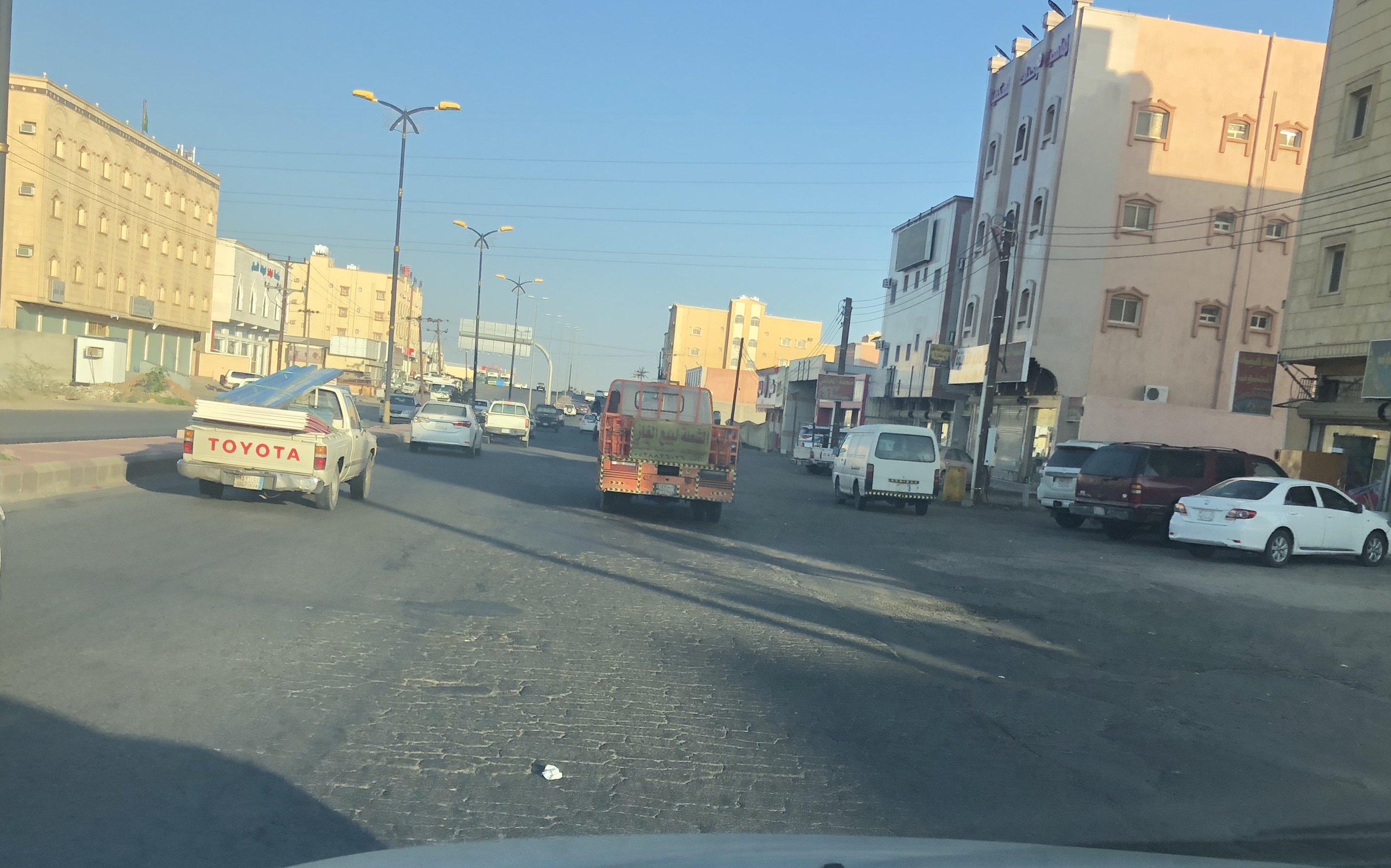 مدخل طريق حي الواحة بخميس مشيط في انتظار إعادة السفلتة