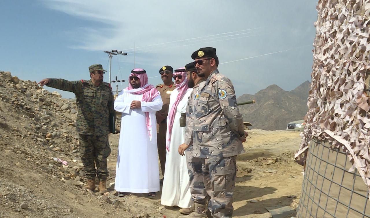 تركي بن طلال ومحمد بن عبدالعزيز يجتمعان مع القيادات الأمنية على الحد الجنوبي
