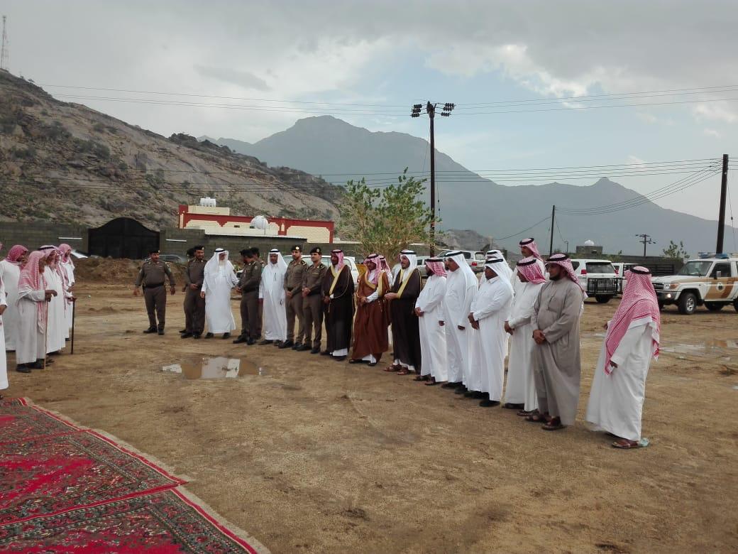 صور.. محافظ بارق يواسي ذوي الشهيد الشهري