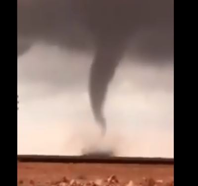 فيديو يوثق لحظة هبوب إعصار قمعي شرق رفحاء