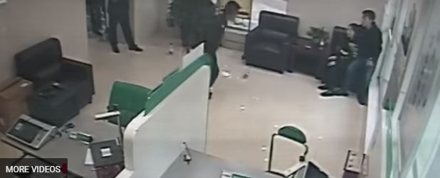 فيديو.. لص يحتجز فتاة رهينة لسرقة بنك وهكذا تم خداعه
