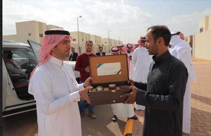 تسلموا منازلهم بالتزامن مع زيارة الملك.. أهالي إسكان عنيزة يروون تفاصيل اللحظات الخاصة