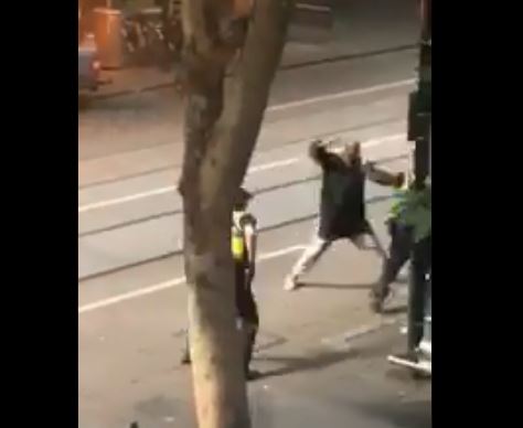 فيديو.. هجوم بسكين يصيب رجال شرطة في أستراليا