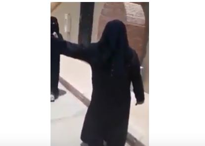 فيديو مستهجن.. فتاة تكسر يد أبيها بعدما اعتدى على أمها