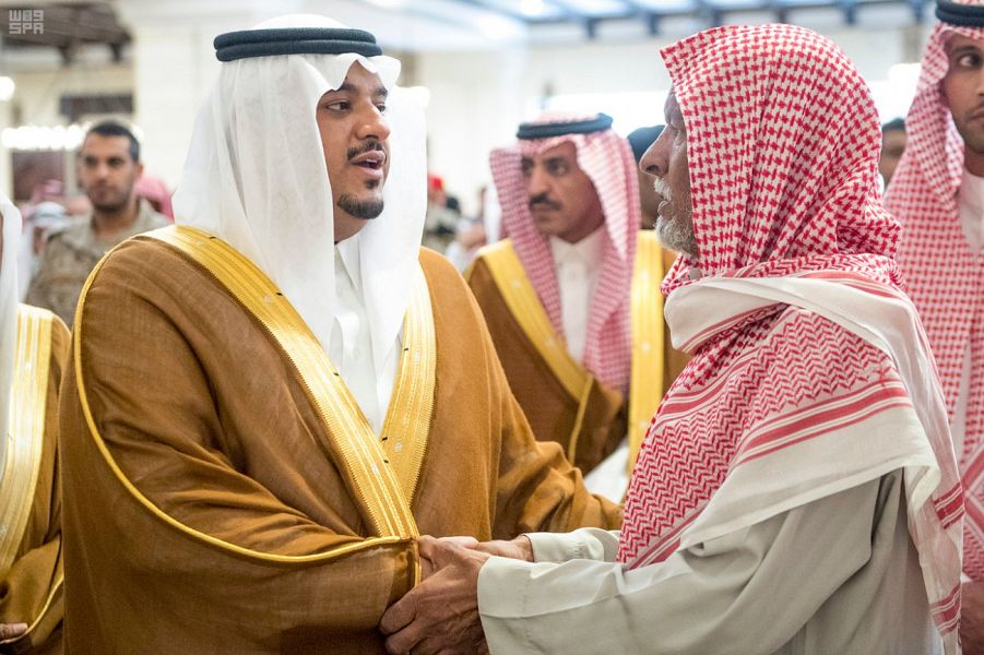 نائب أمير الرياض ينقل تعازي القيادة لأسرة الشهيد العنزي - المواطن