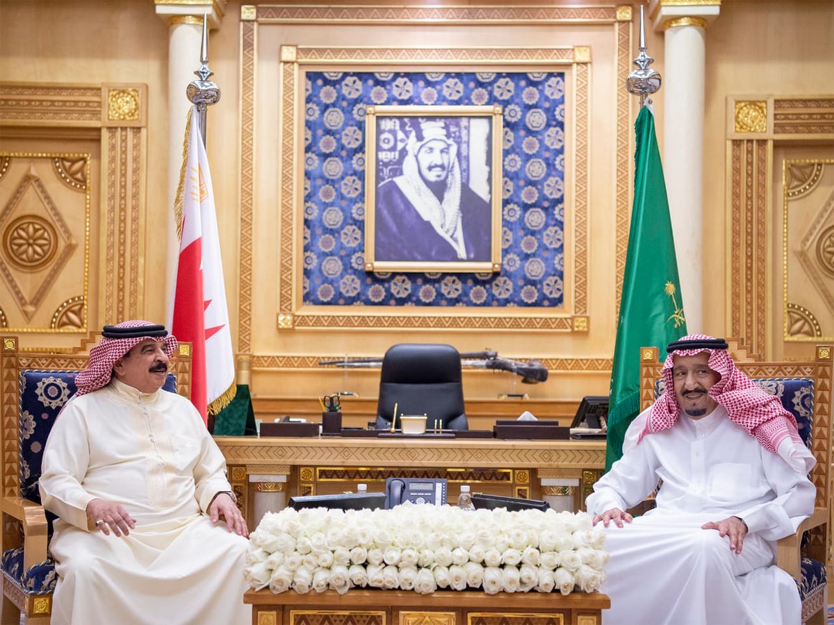خادم الحرمين يستعرض العلاقات الأخوية ومستجدات الأحداث مع ملك البحرين