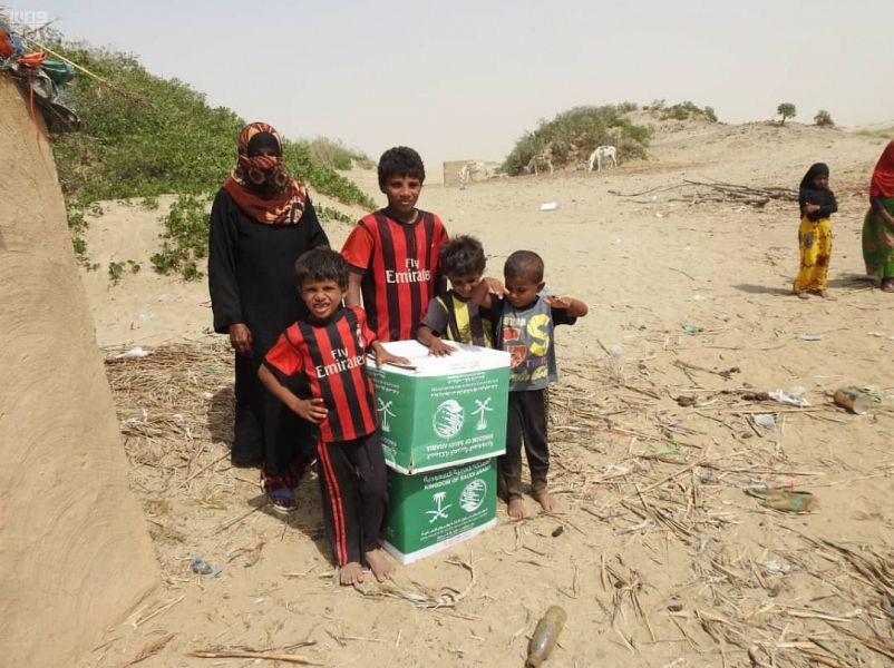 صور.. 14 طنًا من السلال الغذائية يوزعها مركز الملك سلمان في حجة