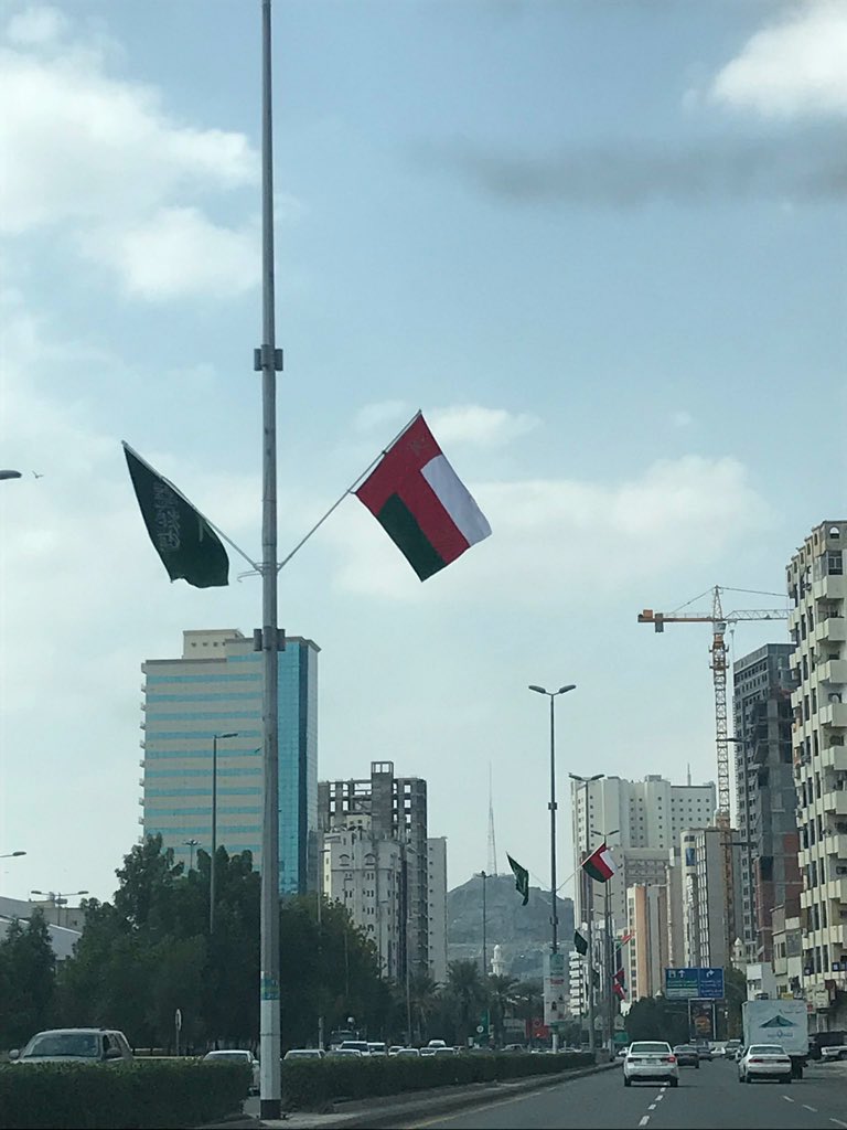السعودية تحتفي بعُمان.. أعلام السلطنة تزين شوارع المملكة