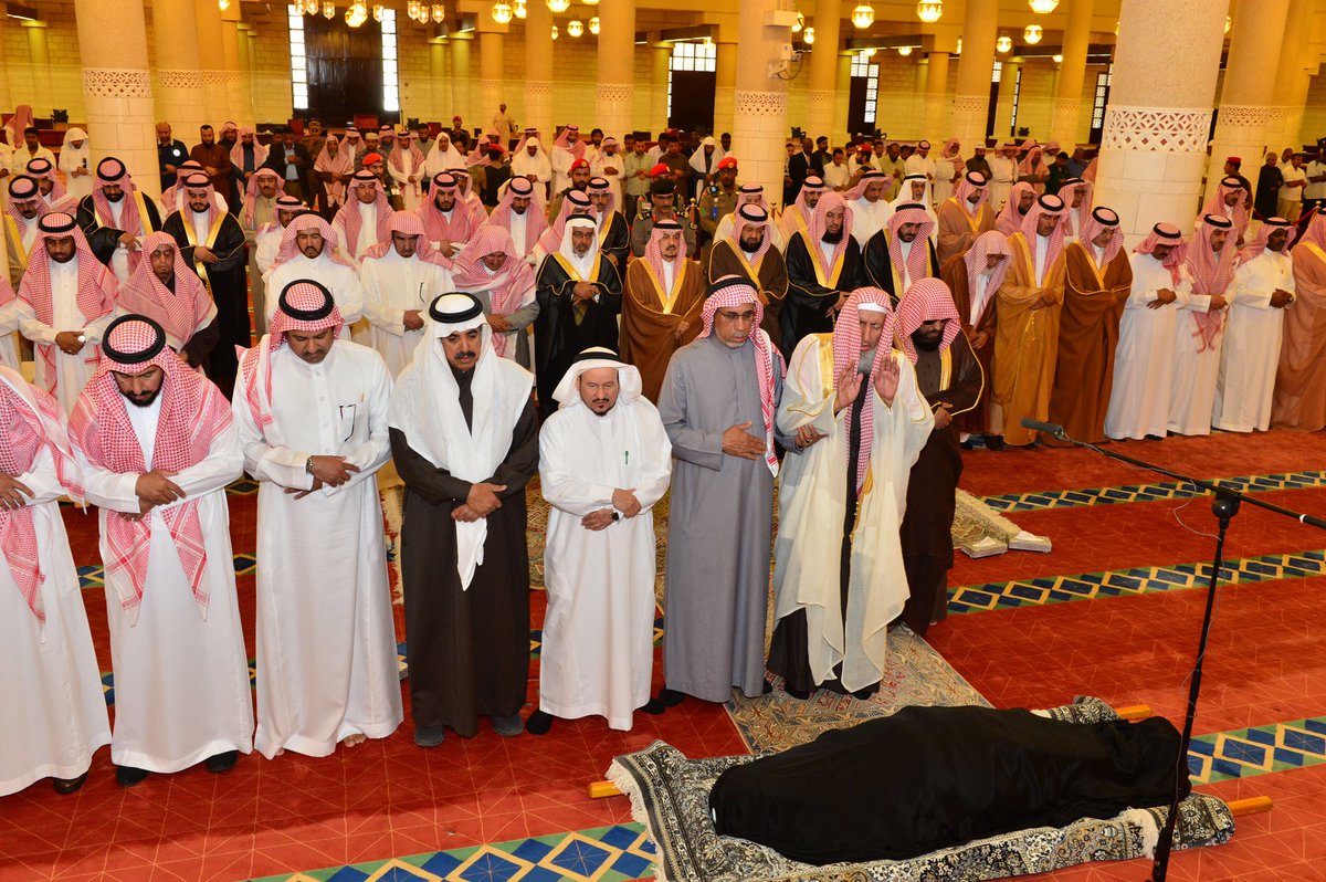 أمير الرياض يؤدي صلاة الميت على والدة الأمير فيصل بن محمد بن عبدالعزيز