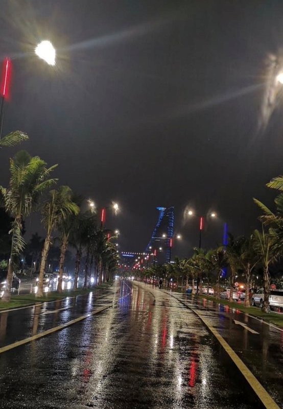 صور.. أمطار غزيرة على جدة ومطار المؤسس يعلق رحلاته مؤقتًا