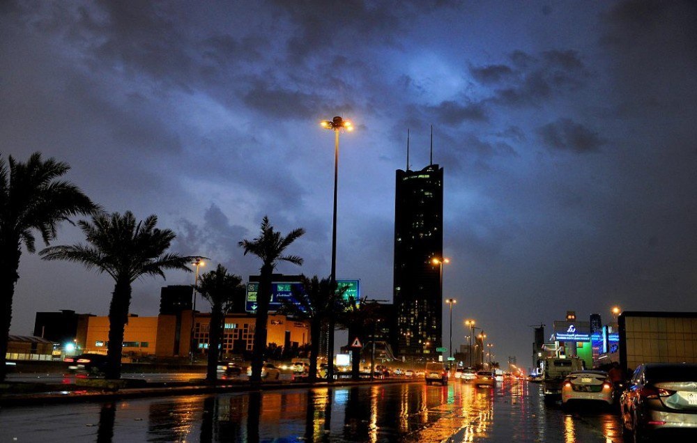 أمطار الخير تعم الرياض الآن ولقطات توثقها