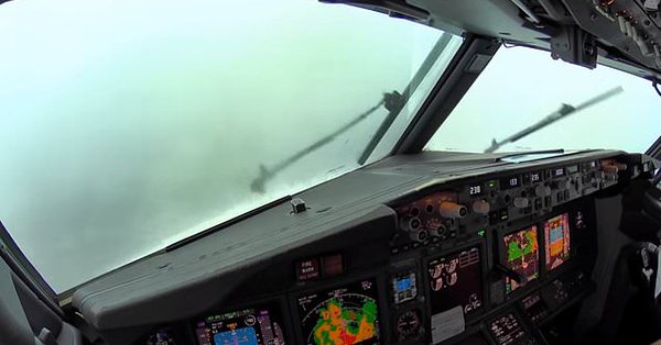 فيديو من قمرة القيادة يوثق هبوطًا شاقًا وسط العاصفة