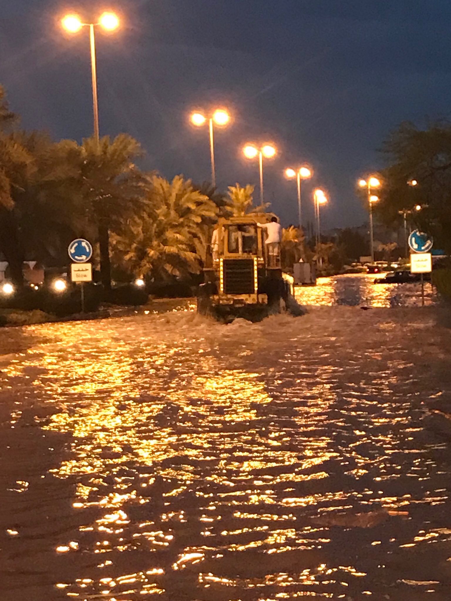 بالفيديو والصور.. أمطار قياسية تعلق العمل والدراسة في الكويت