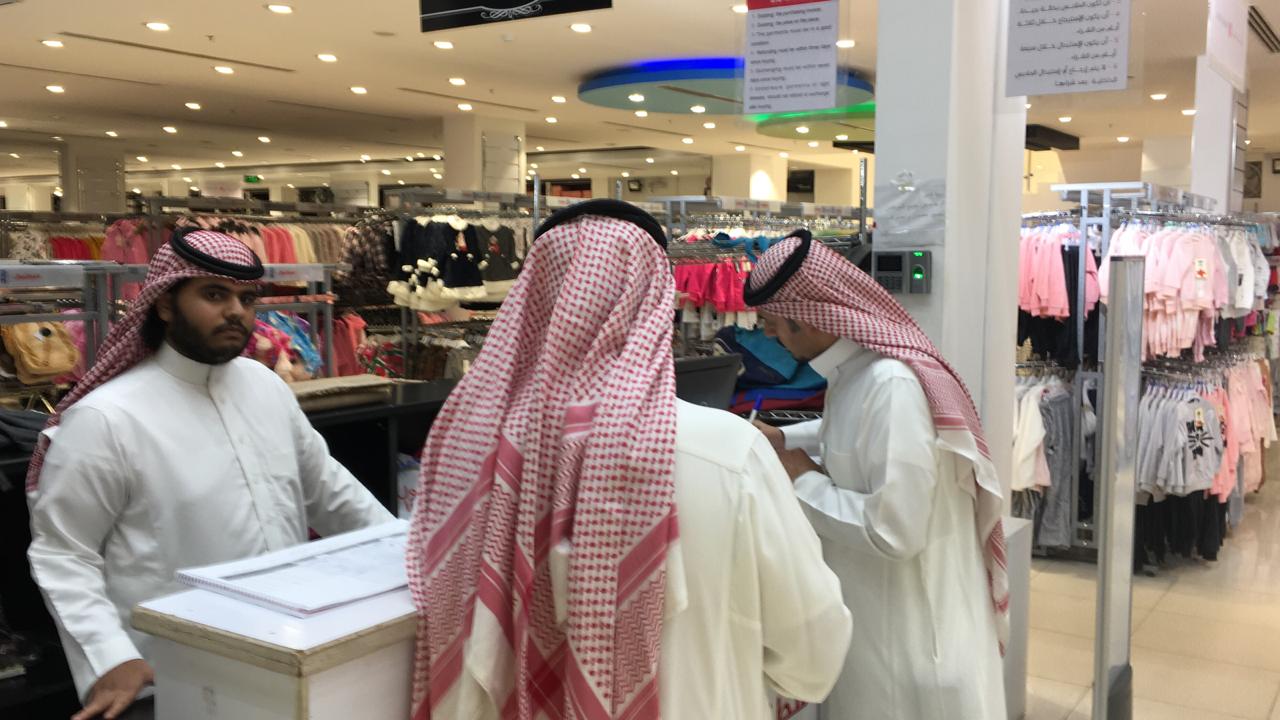 في أسبوعين.. عمل الرياض يُحرر 211 مخالفة وينذر 303 منشآت ويضبط 32 وافداً