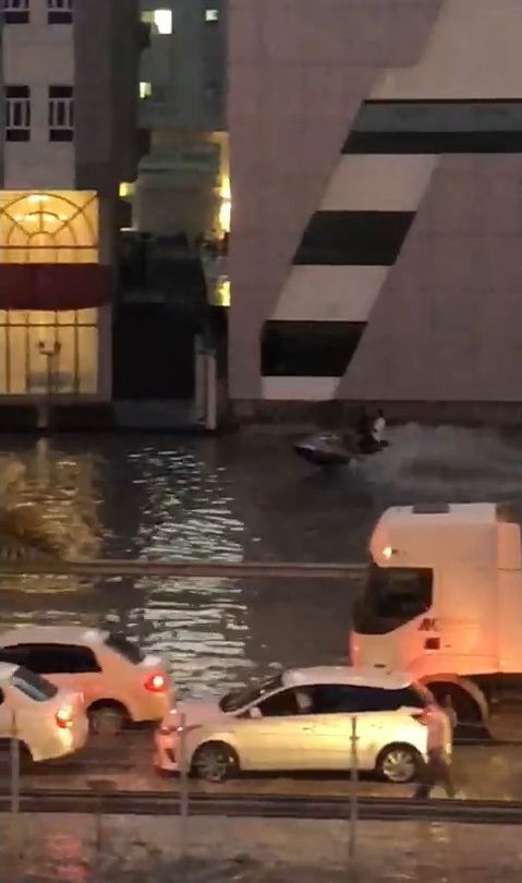 فيديو.. الأمطار تحول شوارع جدة لبحيرات