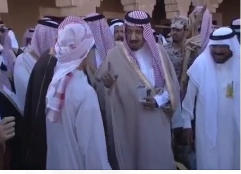 فيديو نادر.. الملك سلمان في سدير قبل 15 عامًا ويمازح راعي الحطب