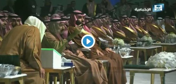 فيديو.. الملك يتفاعل مع العرضة بحفل استقبال أهالي الحدود الشمالية