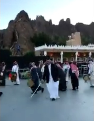 فيديو.. أمير حائل يشارك في بروفات العرضة احتفالاً بزيارة الملك