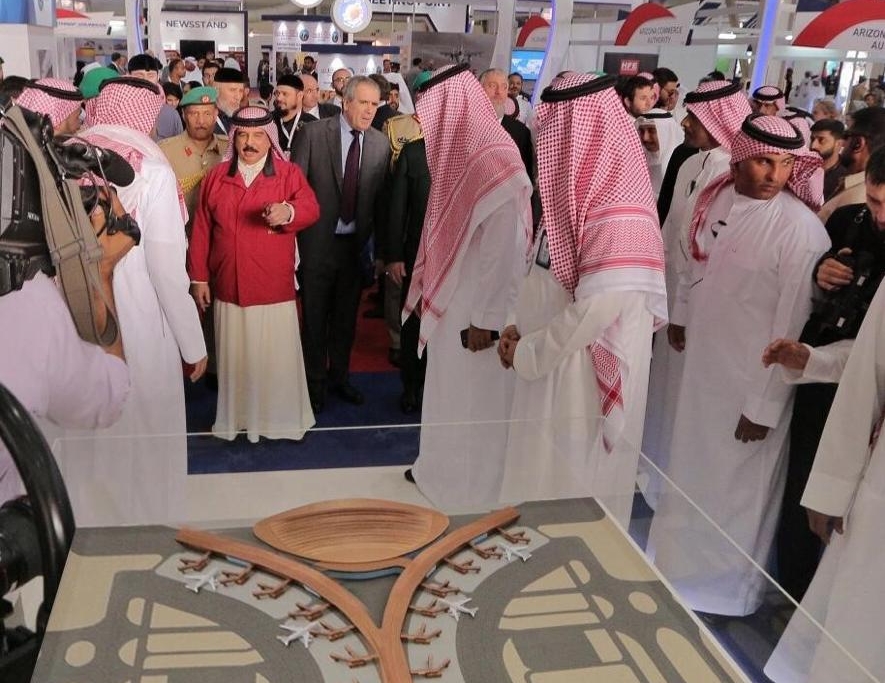 ملك البحرين يزور جناح هيئة الطيران المدني بالمنامة