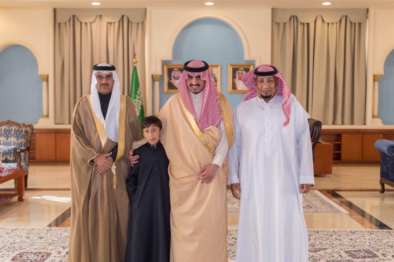 أمير الجوف مخاطبًا طفلاً نام بانتظار مرور موكب الملك : فخورون بك وبوطنيتك - المواطن